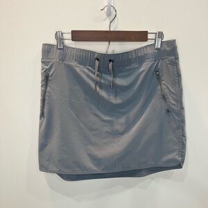 Athleta Trekkie North Skort Women’s Size Large Light Gray Drawstring Zip Pockets